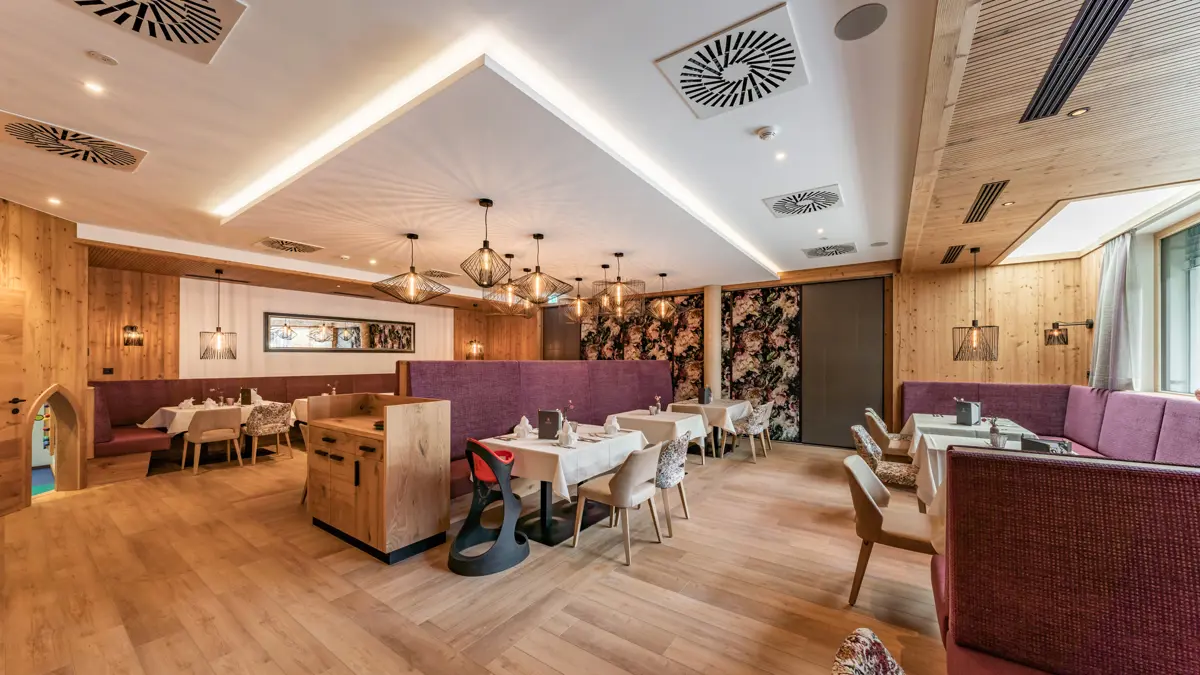 Hotel Berghof Mayrhofen Dining Area 2