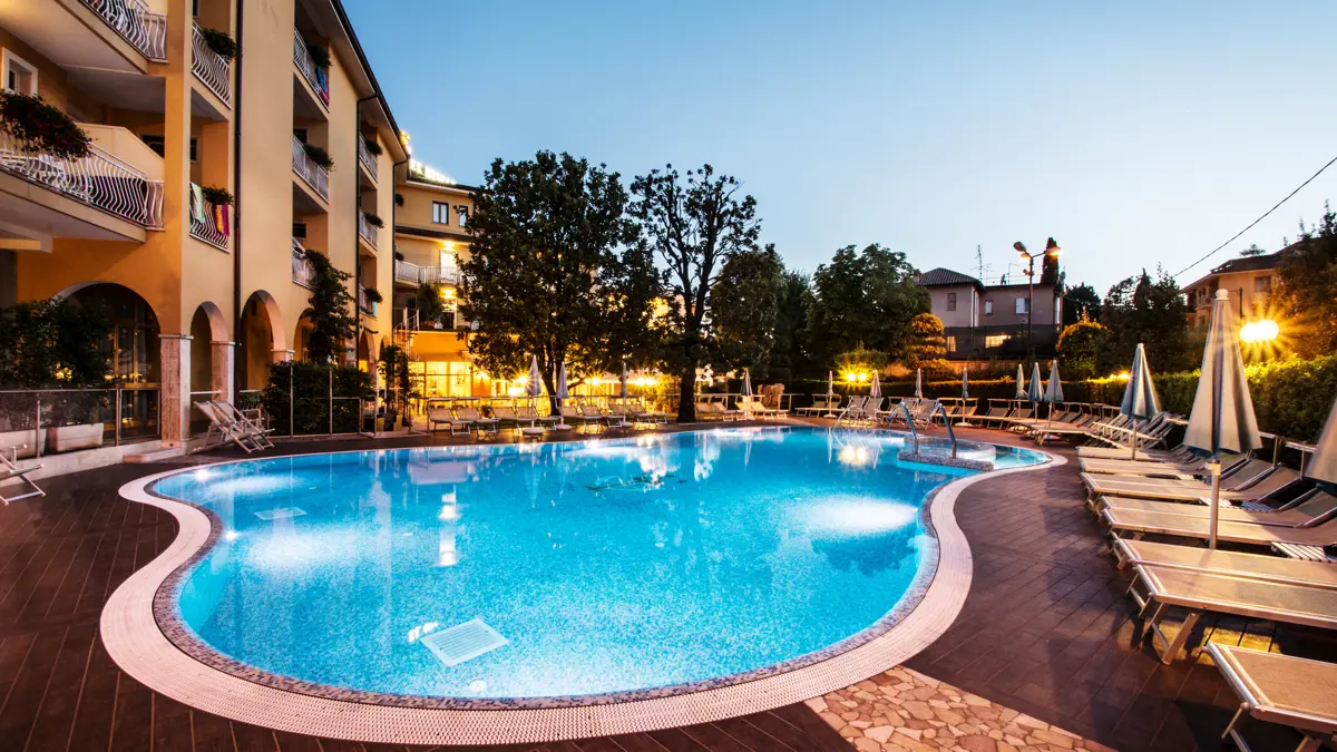 Hotel Bisesti Garda Piscina By Night